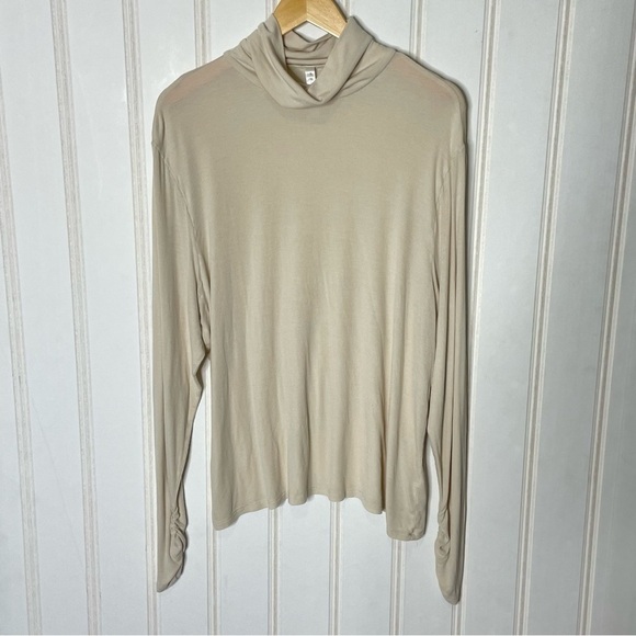 Fabletics Jess Long-Sleeve Turtleneck Top 200 - Picture 6 of 9